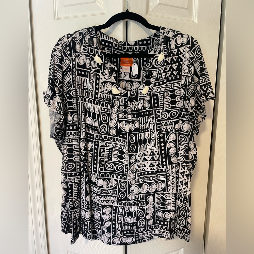 Hearts of Palm Ladies black and white print top